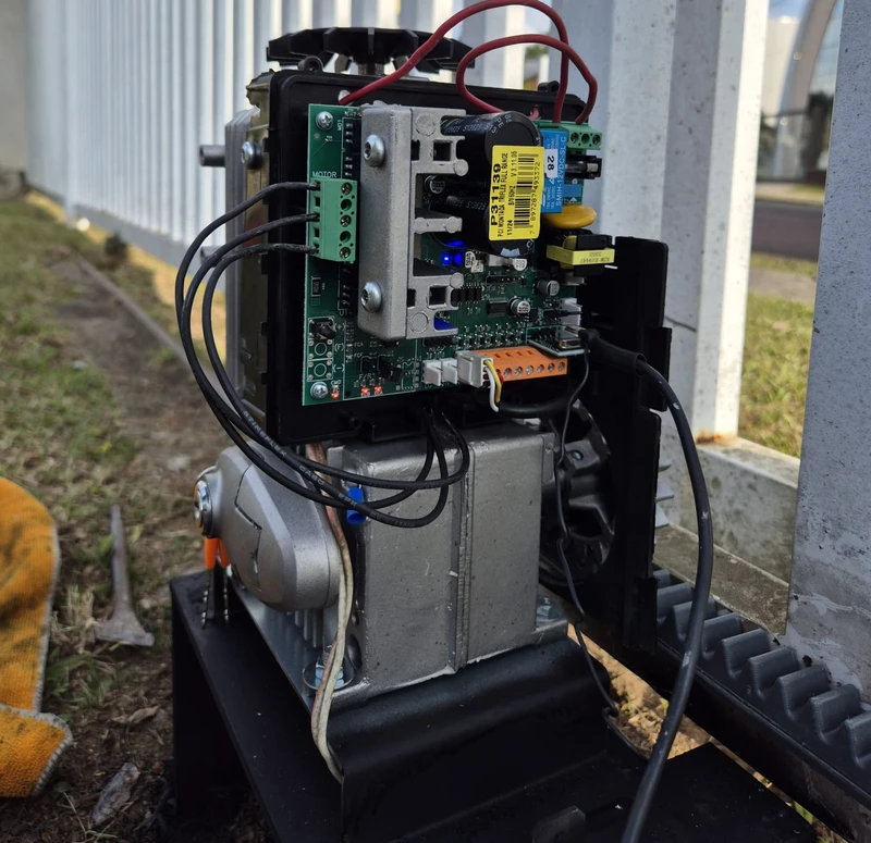 Instalador de motor de portão eletrônico